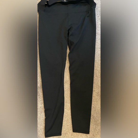 Demi Lovato x Fabletics cross cross pants - Picture 2 of 6